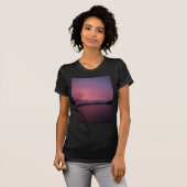 湖の矢印に紫の夕日 Tシャツ (正面フル)