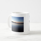 湖の矢印の日没 コーヒーマグカップ (正面左)