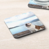 湖の近くにデッキに坐っている幸せな雄牛犬 コースター (左側)