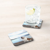 湖の近くにデッキに坐っている幸せな雄牛犬 コースター (右側)