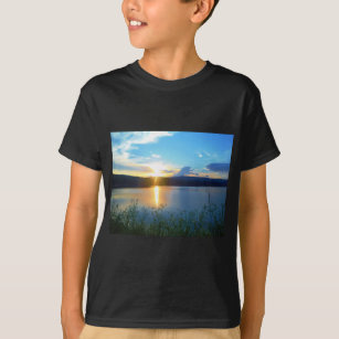 湖の青い夕日 Tシャツ