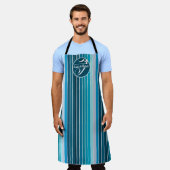 湖の青い縞模様 ネイビー、スカイブルー、アクア モノグラム エプロン (着用した状態)