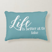 湖の青と白の休暇で人生が良い アクセントクッション (正面)