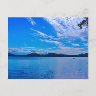 湖の静かで美しい日 ポストカード