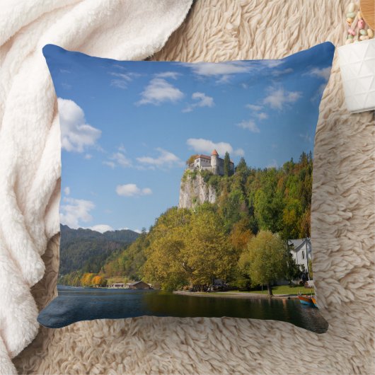 湖はスロベニアの秋色の木と出血しました クッション (ブランケット)