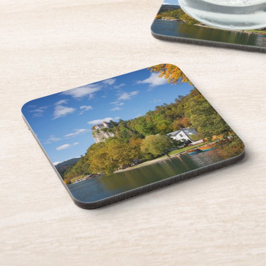 湖はスロベニアの秋色の木と出血しました コースター (左側)