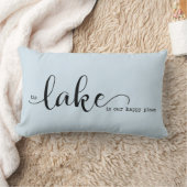 湖は私たちの幸せな場所だ ランバークッション (ブランケット)