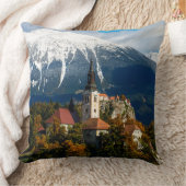 湖は秋の景色を出血させました クッション (ブランケット)