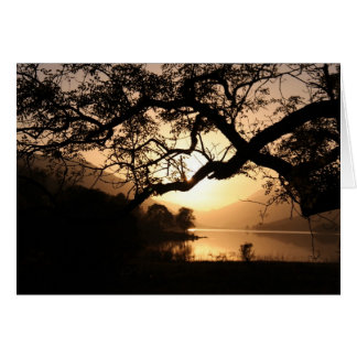 湖を渡るスコットランドの日没