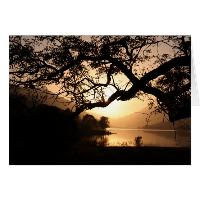 湖を渡るスコットランドの日没 (正面横)