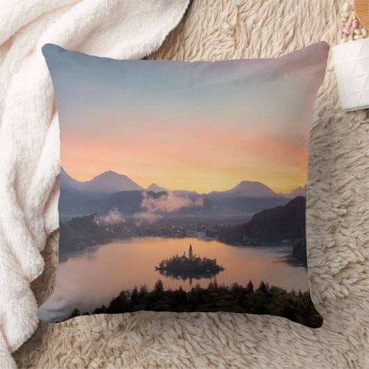 湖上の日の出は装飾用クッションを出血させました クッション (ブランケット)