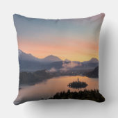 湖上の日の出は装飾用クッションを出血させました クッション (裏面)