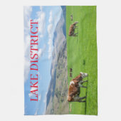 湖地区の牛が茶タオルを放牧 キッチンタオル (縦)