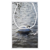 湖地区の白鳥のGigtのバッグ スモールペーパーバッグ (裏面)