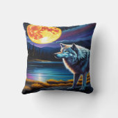 湖威厳のあるでフル白熱［赤熱］光を放つムーン下のオオカミ クッション (裏面)