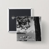 湖山によってピクニックを持っている家族 缶バッジ (正面&裏面)