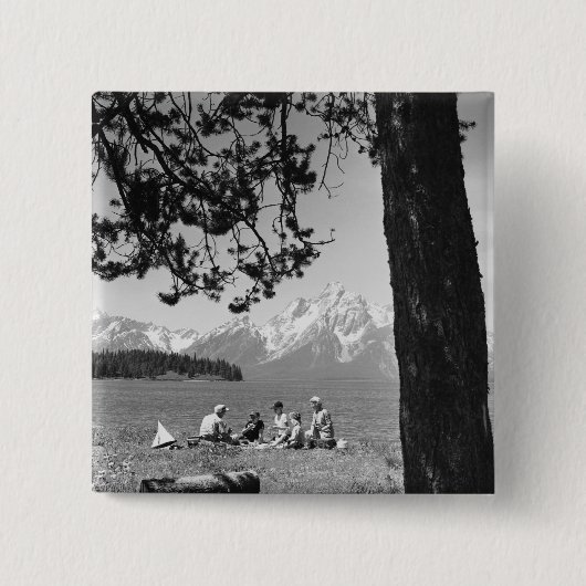 湖山によってピクニックを持っている家族 缶バッジ (正面)