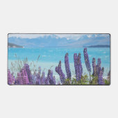 湖岸のラベンダー デスクマット (正面)