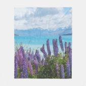 湖岸のラベンダー フリースブランケット (正面)