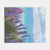 湖岸のラベンダー フリースブランケット (正面(横))