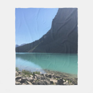 湖数々のの波止場に繋ぐ色のカヌー フリースブランケット