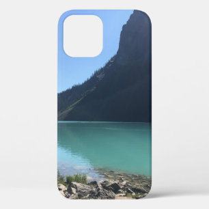 湖数々のの波止場に繋ぐ色のカヌー iPhone 12ケース