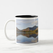 湖水地区のダーウェントウェーター、修道士クラグ ツートーンマグカップ (左)