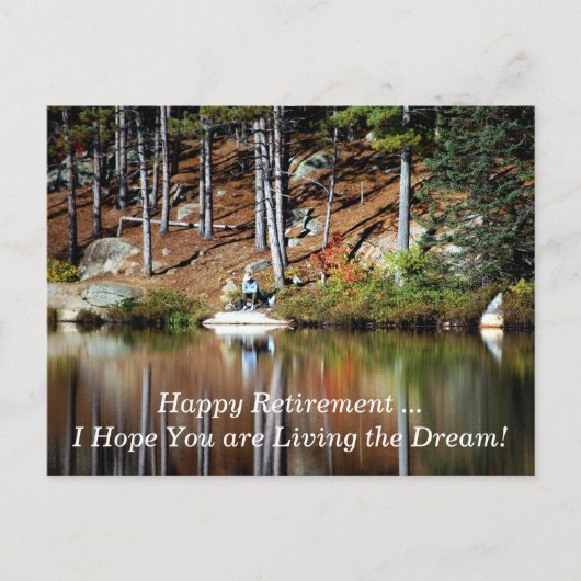 湖畔に座る穏やかな退職後の幸せな男性 ポストカード (正面)