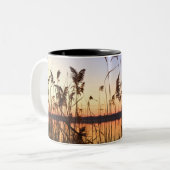 湖畔の日没による植物のシルエット ツートーンマグカップ (正面左)