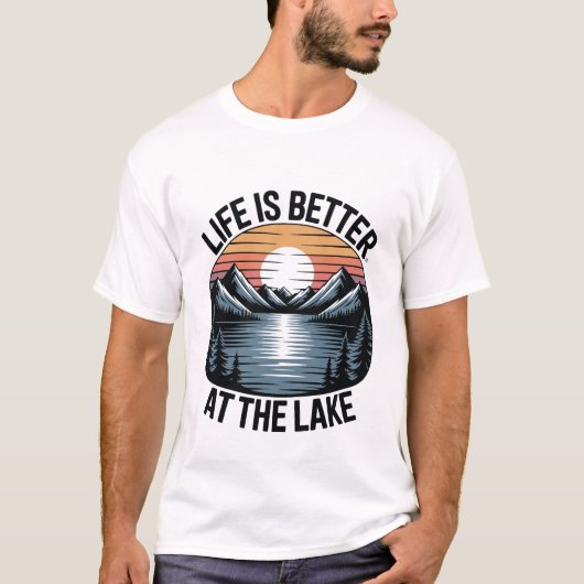 湖畔の暮らしは最高 インスピレーションあふれる自然 Tシャツ (正面)