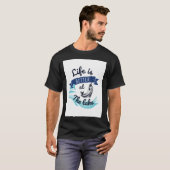 湖畔の暮らしは最高 Tシャツ (正面フル)