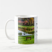 湖/池を見下ろすガーデンベンチ コーヒーマグカップ (左)