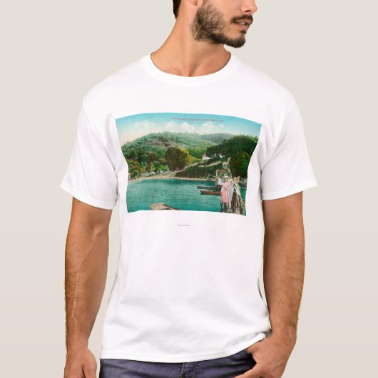 湖DockInverness、カリフォルニアの家族の眺め Tシャツ (正面)