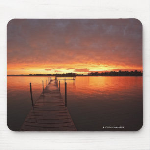 湖Minnetonka、MN.の日没でつないで下さい マウスパッド