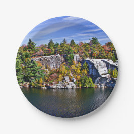 湖Minnewaskaのまわりの紅葉 ペーパープレート