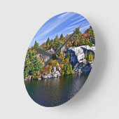 湖Minnewaskaのまわりの紅葉 ラウンド壁時計 (傾斜)