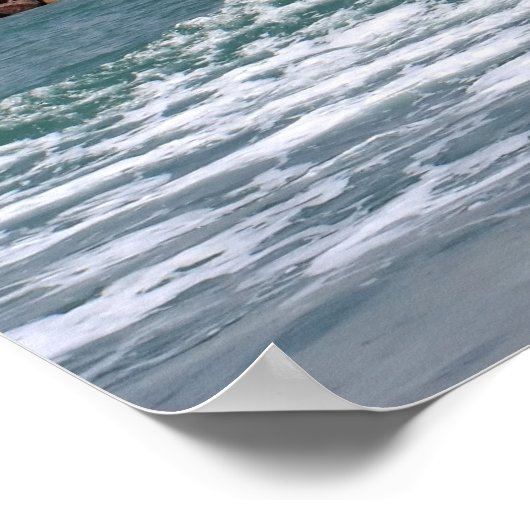 湾の囁き声:穏やかな波の抱擁 ポスター (角)