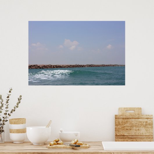 湾の囁き声:穏やかな波の抱擁 ポスター (キッチン)