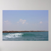 湾の囁き声:穏やかな波の抱擁 ポスター (正面)