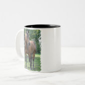 湾の純血種の馬のコーヒー・マグ ツートーンマグカップ (正面左)