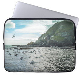 湾の飛んでいる上でカモメ ラップトップスリーブ