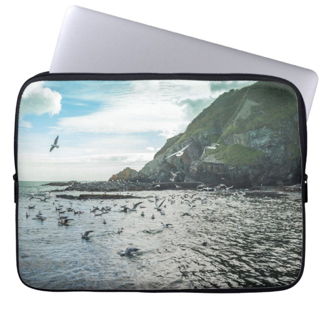 湾の飛んでいる上でカモメ ラップトップスリーブ (正面)