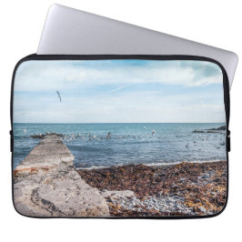 湾の飛んでいる上でカモメ ラップトップスリーブ