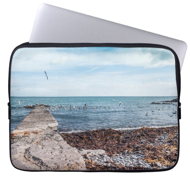 湾の飛んでいる上でカモメ ラップトップスリーブ (正面)