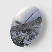 湾を雪が積もる ラウンド壁時計 (傾斜)