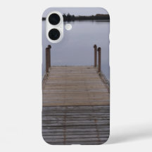 湾内の波止場に座る