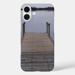 湾内の波止場に座る iPhone 16 PLUSケース