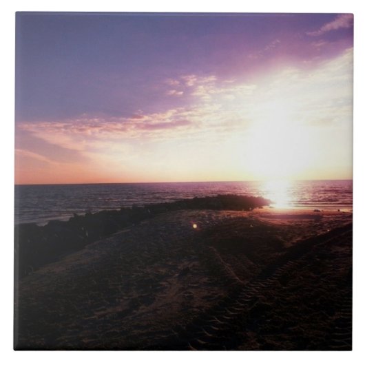 湾岸上空のピンク色の紫色の夕日の写真 タイル (正面)