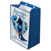 湾曲したアフリカンアメリカン女性ブルーグラム誕生日 ミディアムペーパーバッグ (裏面アングル)