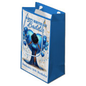 湾曲したアフリカンアメリカン女性ブルー誕生日バディ スモールペーパーバッグ (裏面アングル)